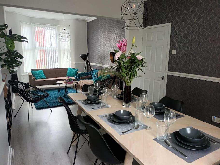 Antonio Str Liverpool 6 Beds Extérieur photo