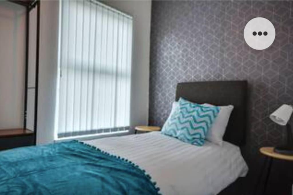 Antonio Str Liverpool 6 Beds Extérieur photo