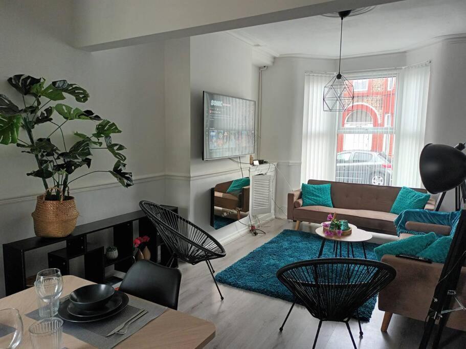 Antonio Str Liverpool 6 Beds Extérieur photo