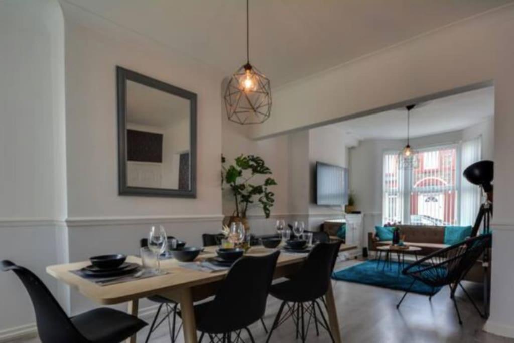 Antonio Str Liverpool 6 Beds Extérieur photo