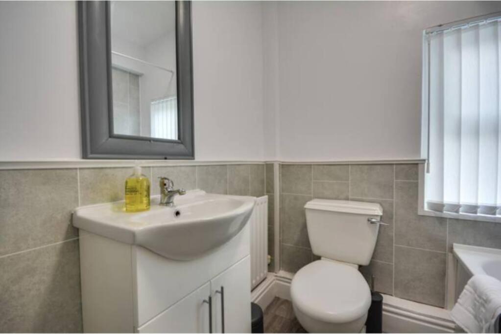 Antonio Str Liverpool 6 Beds Extérieur photo