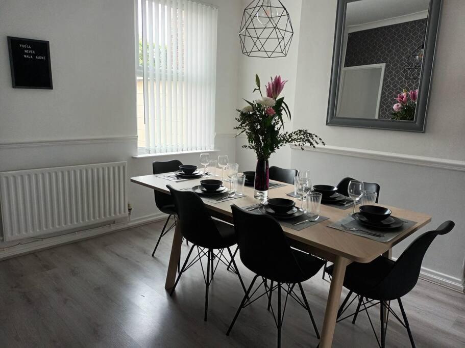 Antonio Str Liverpool 6 Beds Extérieur photo